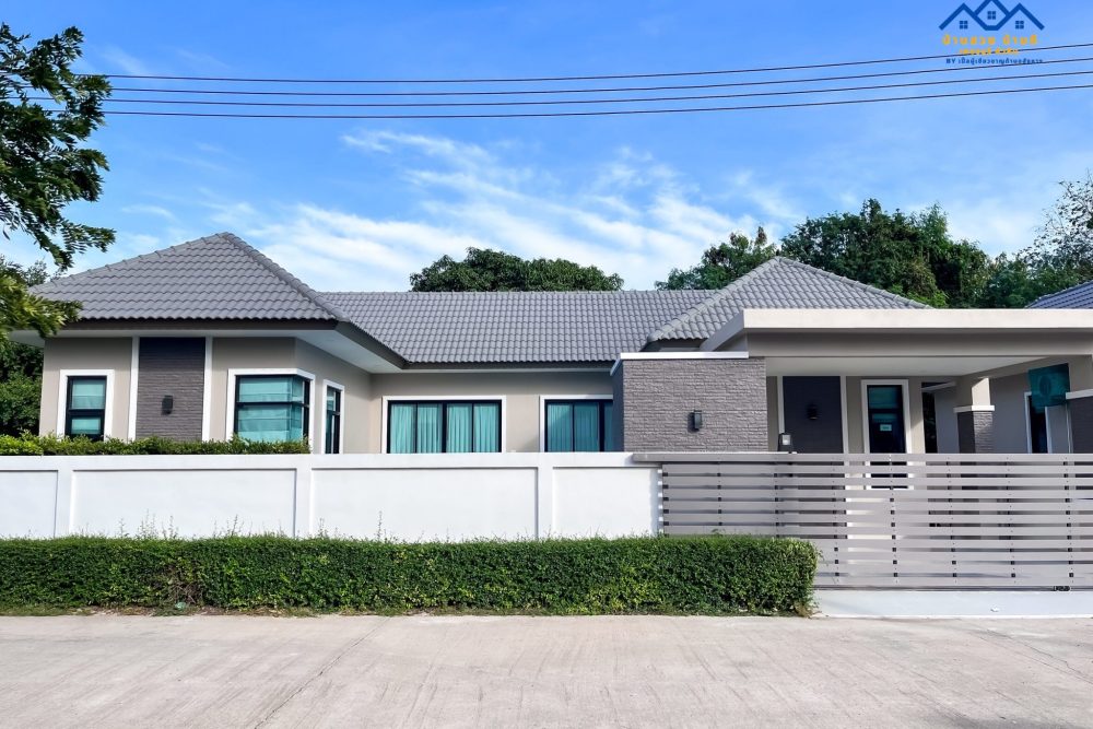 LINE_ALBUM_Modern Tropical pool villa 🏡_251217_42